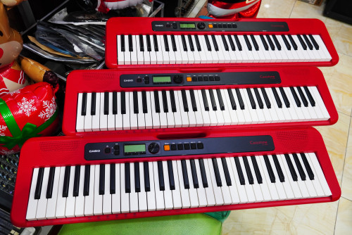 ตัวละ 6000 Casio CT-S200 400เสียง จังหวะหัดเล่นและลำโพงในตัว ต่อแอมป์นอกได้ ใส่ถ่านได้ ต่อUSBได้ 
