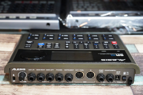 ALESIS SR18 ริทึ่มบอกซ์กลองตัวท๊อปของ Alesis ลงจังหวะไทย100จังหวะ ซาวด์กลองดีมาก พร้อมอะแด๊ปเตอร์ 3