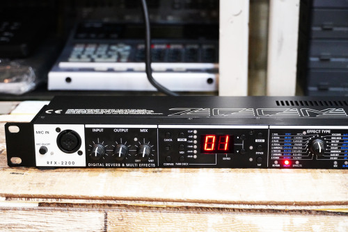 เอฟเฟคไมค์ ZOOM RFX-2200 เป็นรุ่นที่ดีที่สุดของZOOM เสียงหนาหวานกังวานดีมาก ชมรีวิวยูทูปที่ช่องTokai 1
