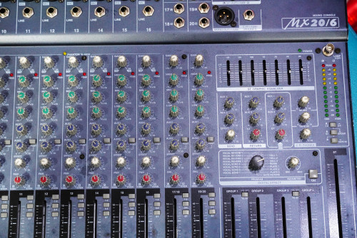 YAMAHA MX 20/6 มีรอย ใช้งานปรกติ 20ช่อง 16ไมค์ 2สเตอ 4กรุ๊ป 2AUX เอฟเฟคไมค์16แบบในตัว อีคิวแยก7แบนด์ 2