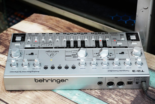 Behringer TD-3-SR Analog Bass Line Synthesizer with VCO, VCF, 16-Step Sequencer, Distortion Effects 1