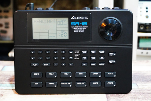 บอกซ์กลอง ALESIS SR-16 (24บิต) ลงจังหวะไทยแล้ว ต่อฟุตได้2อัน สตาร์ทกับฟีล พร้อมอะแด๊ปเตอร์
