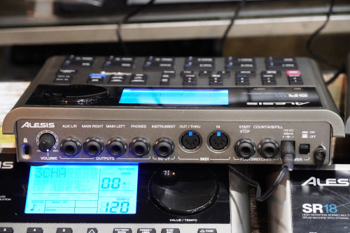 5ตัวสวยๆ ALESIS SR18 ริทึ่มบอกซ์กลองตัวท๊อปของ Alesis ลงจังหวะไทย100จังหวะ ซาวด์กลองดีมาก พร้อม 4