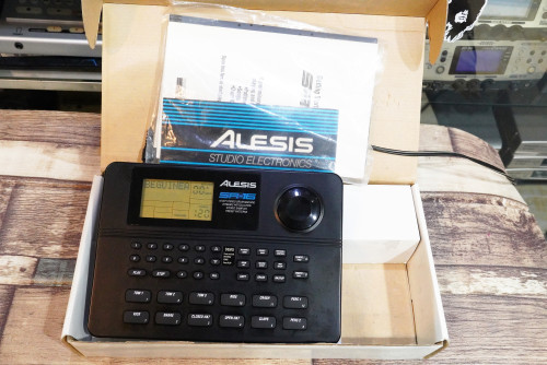 สวยๆกล่องครบ ALESIS SR-16 (16บิต) ลงจังหวะไทยแล้ว ต่อฟุตได้2อัน สตาร์ทกับฟีล