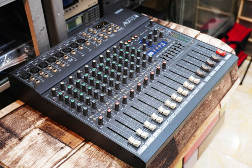 (5) สวยๆจากญี่ปุ่น YAMAHA MX 12/4 12ช่อง 8ไมค์ 4กรุ๊ป 7band EQ รีเวิร์บเอฟเฟคร้องในตัว ใช้งานปรกติ 2