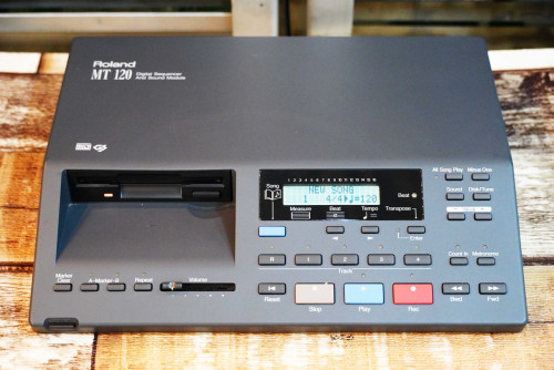 Roland MT-120 ซีเควน ซาวด์SC-55ในตัว ต่อคอมคาราโอเกะหรือเล่นเพลงMIDIจากFDD