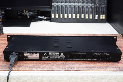 Roland M-GS64 (JAPAN) ตัวนี้คนหากันเยอะมาก นานๆจะได้มาซักตัว เด่นๆคือ เป็นซาวด์SC-88ที่เข้าแร็คได้ ต 3