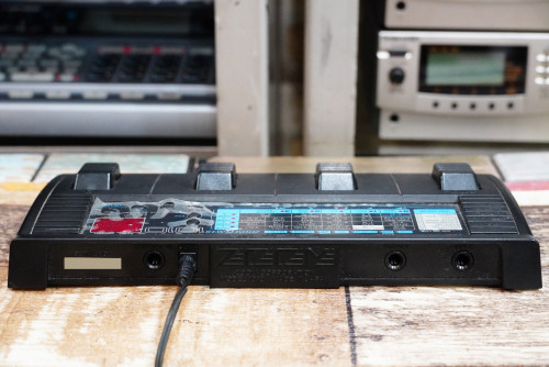 เอฟเฟคญี่ปุ่นราคาเบาๆ ZOOM 1010 (JAPAN) ผลิตญี่ปุ่น เสียงหนาอ้วนดีมาก มีเอฟเฟค25เสียง ให้เลือกผสมใช้ 1