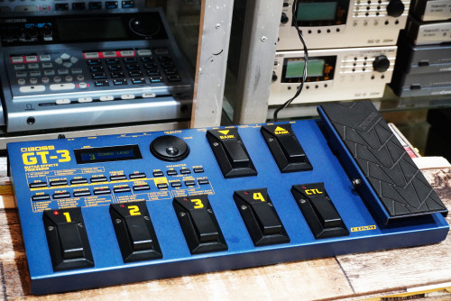 BOSS GT-3 หลายคนยังตามหาGT รุ่นแรกๆ เพราะชอบเนื้อเสียง เสียงClean,Acoustic ดีมาก, เสียง Distortionเน 7
