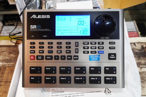 เหมือนใหม่กล่องครบ Alesis SR18 ลงจังหวะไทย100จังหวะ ต่อฟุต 2 อัน กดฟิลส่งได้ คู่มือ อะแด๊ปเตอร์ กล่อ