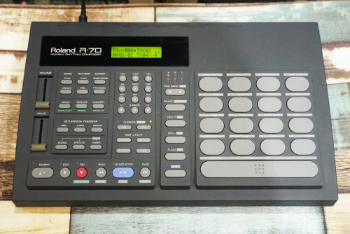 บอกซ์กลอง Roland R-70 (JAPAN) ลงจังหวะไทย100จังหวะ มีลูกส่งพร้อม มีอะแด๊ปเตอร์และคู่มือไทย
