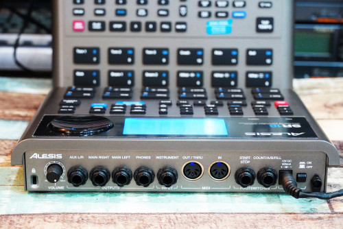 สวยๆ2ตัว ALESIS SR-18 ตัวท๊อปของalesis ลงชุดจังหวะไทยแล้ว ซาวด์กลองดีเยี่ยม 2