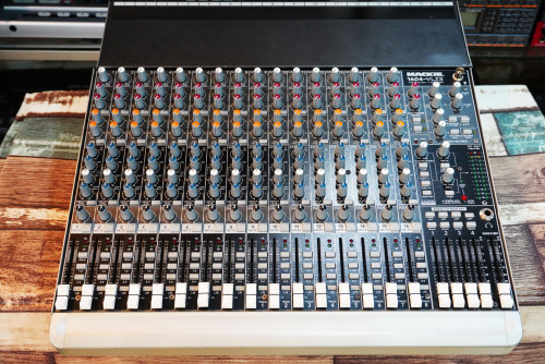 Mackie 1604-VLZ3 16ช่องไมค์,2 stereo,4 Aux sends,4 Stereo Aux return.8 direct outs,4 Group bus out