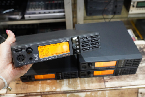 ฟังในบ้าน เน้นเสียงคมๆใสๆ Roland SC-88VL (MADE IN JAPAN) ซาวด์คาราโอเกะ เสียงใส หวาน ดีมาก ต่อคอมได้ 4