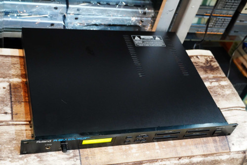 Roland R-8M (JAPAN) เป็นR-8ในรูปทรง1ยู สามารถแยกชิ้นกลองoutputได้8ช่อง เอาซาวด์ไว้ทำเพลง 3