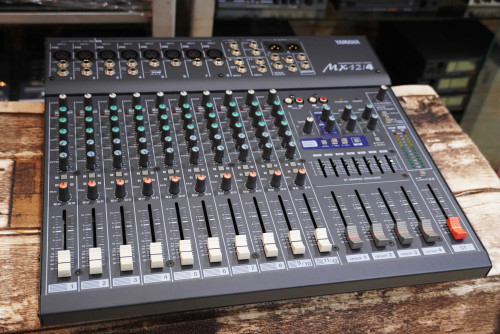 (7) สวยเหมือนใหม่ YAMAHA MX 12/4 งานคุณภาพจากญี่ปุ่น รีเวิร์บเอฟเฟคร้องในตัว 12ช่อง 8ไมค์ 4กรุ๊ป 7ba 1