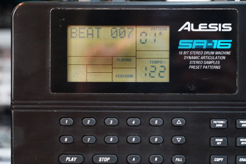 ALESIS SR-16 กลางจอไหม้นิด ยังเห็นชัด ใช้งานปรกติ ลงจังหวะไทยแล้ว ราคาพิเศษ 1
