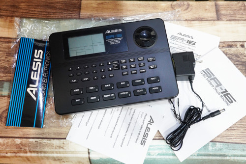 บอกซ์กลอง ALESIS SR-16 (24บิต) ลงจังหวะไทยแล้ว ต่อฟุตได้2อัน สตาร์ทกับฟีล พร้อมอะแด๊ปเตอร์