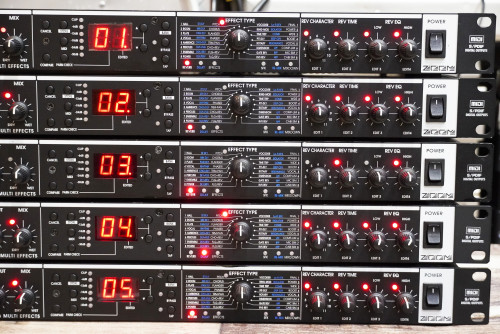 เอฟเฟคไมค์ ZOOM RFX-2200 เป็นรุ่นที่ดีที่สุดของZOOM เสียงหนาหวานกังวานดีมาก ชมรีวิวยูทูปที่ช่องTokai 3