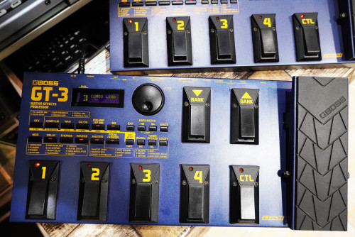 BOSS GT-3 หลายคนยังตามหาGT รุ่นแรกๆ เพราะชอบเนื้อเสียง เสียงClean,Acoustic ดีมาก, เสียง Distortionเน 1