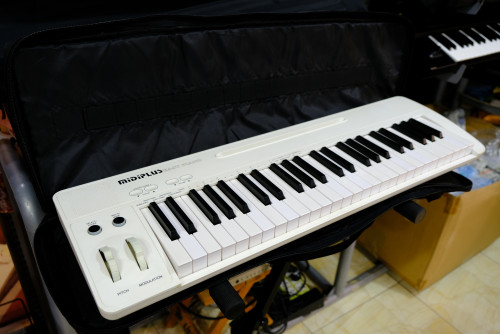 Midiplus Easy Piano แถมกระเป๋ากับซัสเทน 49คีย์ลิ่มเปียโน 128เสียง มีทัชชิ่ง ต่อมิดี้USBได้ ลำโพงในตั