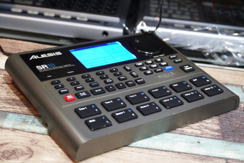 ALESIS SR18 ริทึ่มบอกซ์กลองตัวท๊อปของ Alesis ลงจังหวะไทย100จังหวะ ซาวด์กลองดีมาก พร้อมอะแด๊ปเตอร์ 2