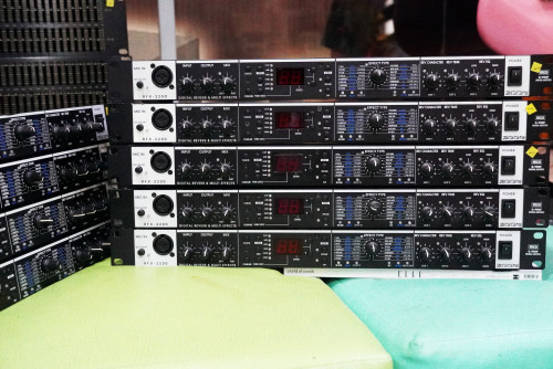 เอฟเฟคไมค์ ZOOM RFX-2200 เป็นรุ่นที่ดีที่สุดของZOOM เสียงหนาหวานกังวานดีมาก ชมรีวิวยูทูปที่ช่องTokai 2