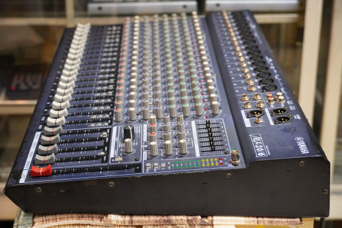 YAMAHA MX 20/6 มีรอย ใช้งานปรกติ 20ช่อง 16ไมค์ 2สเตอ 4กรุ๊ป 2AUX เอฟเฟคไมค์16แบบในตัว อีคิวแยก7แบนด์ 6