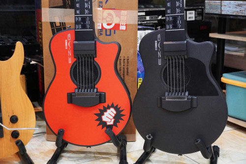 กีต้าร์ดิจิตอล YAMAHA EZ-AG (Acoustic) และ EZ-EG (Electric) ลำโพงในตัว ต่อตู้แอมป์ได้ ต่อMIDI IN/OUT 2