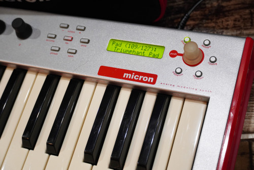สวยๆพร้อมกระเป๋า ALESIS MICRON 37คีย์โซโล่คีย์บอร์ดซินธิไซเซ่อร์ มี600เสียง พร้อมอะแด๊ปเตอร์ 3