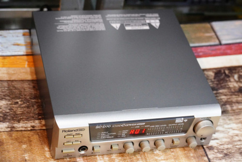 Roland SC-D70 ซาวด์แคนวาสรุ่นพิเศษ ได้ทั้งMIDIและAUDIO ซาวด์SC-8820ในตัว WAVและMP3ระดับ24บิต ฟังเพลง 2