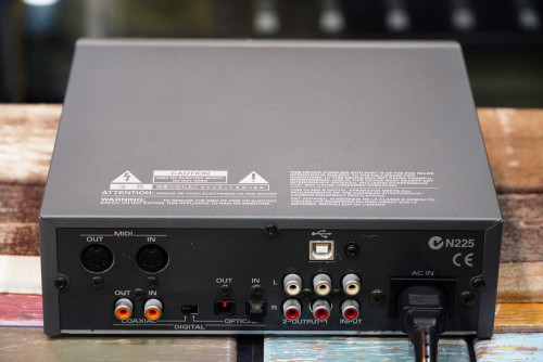 Roland SC-D70 ซาวด์แคนวาสรุ่นพิเศษ ได้ทั้งMIDIและAUDIO ซาวด์SC-8820ในตัว WAVและMP3ระดับ24บิต ฟังเพลง 1