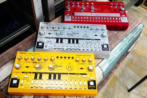 Behringer TD-3-SR Analog Bass Line Synthesizer with VCO, VCF, 16-Step Sequencer, Distortion Effects 2