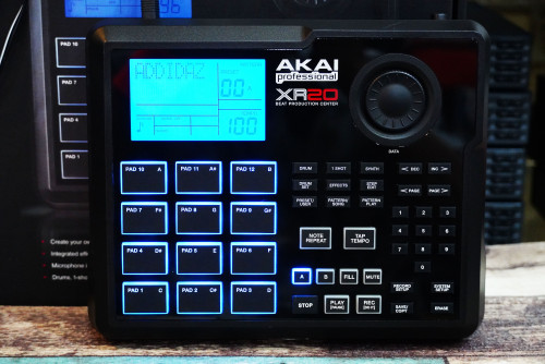 ใหม่เอี่ยม กล่องครบ AKAI XR20 Beat Production Center ริทึ่มบอกซ์กลองระดับมืออาชีพ เครื่องเดียวใช้ทำเ