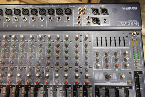 YAMAHA MX 20/6 มีรอย ใช้งานปรกติ 20ช่อง 16ไมค์ 2สเตอ 4กรุ๊ป 2AUX เอฟเฟคไมค์16แบบในตัว อีคิวแยก7แบนด์ 5