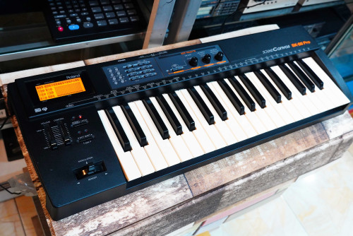 Roland SK-88Pro (JAPAN) ซาวด์คาราโอเกะเสียงเดียวกับ SC-88PRo แต่เพิ่มคีย์บอร์ด37คีย์ สำหรับกดทำเพลงก