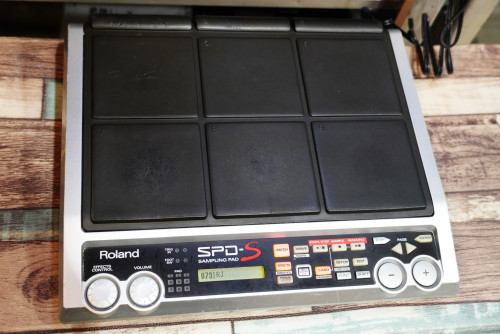 Roland SPD-S Sampling Pad มีรอย ใช้งานปรกติ แซมป์เสียงแล้ว แถมเมม512MB และอะแด๊ปเตอร์ 6