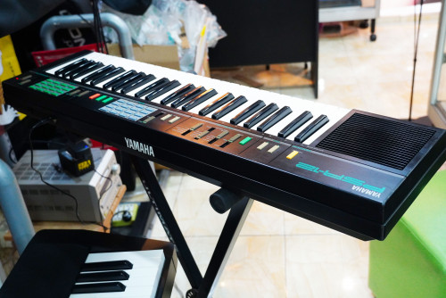 อีเล็คโทน YAMAHA PSR-12 ใช้งานปรกติ จังหวะในตัว ลำโพงในตัวต่อแอมป์นอกได้ พร้อมอะแด๊ปเตอร์ 3