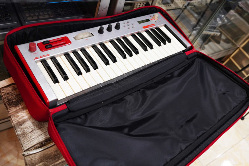 สวยๆพร้อมกระเป๋า ALESIS MICRON 37คีย์โซโล่คีย์บอร์ดซินธิไซเซ่อร์ มี600เสียง พร้อมอะแด๊ปเตอร์ 5