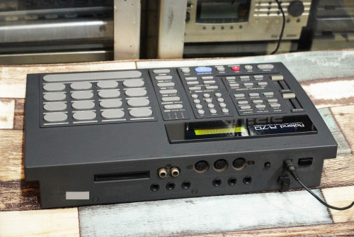 บอกซ์กลอง Roland R-70 (JAPAN) ลงจังหวะไทย100จังหวะ มีลูกส่งพร้อม มีอะแด๊ปเตอร์และคู่มือไทย 2