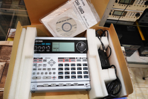 เหมือนใหม่กล่องครบ BOSS DR-880 ลงจังหวะไทย76จังหวะ พร้อมอะแด๊ปเตอร์แท้ คู่มือไทย ประกันร้าน1เดือน 1