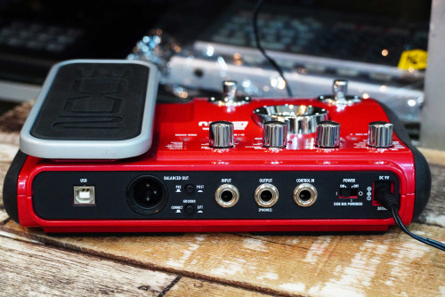 ZOOM B2.1u BASS มัลติเอฟเฟคเบส ตัวเล็กแต่เสียงดีเกินคาด ซาวด์24บิต 47เอฟเฟค เซฟได้40โปรแกรม มีริทึ่ม 1