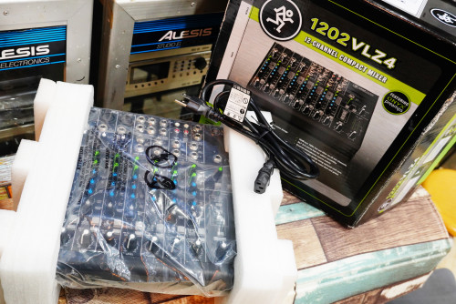 เหมือนใหม่กล่องครบ Mackie 1202-VLZ4 12ch 4ไมค์ ไฟ220V งานคุณภาพจากยูเอส  