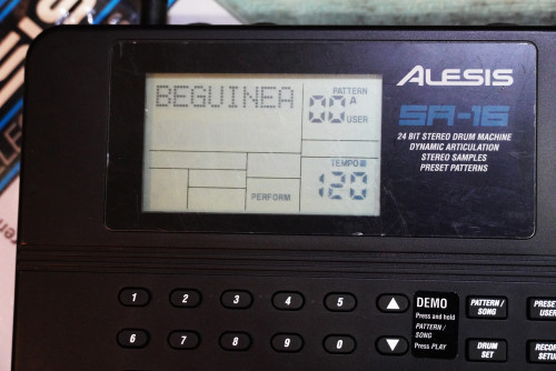 บอกซ์กลอง ALESIS SR-16 (24บิต) ลงจังหวะไทยแล้ว ต่อฟุตได้2อัน สตาร์ทกับฟีล พร้อมอะแด๊ปเตอร์ 2
