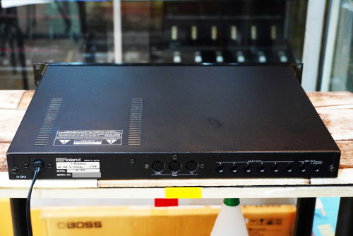 Roland R-8M (JAPAN) เป็นR-8ในรูปทรง1ยู สามารถแยกชิ้นกลองoutputได้8ช่อง เอาซาวด์ไว้ทำเพลง 2