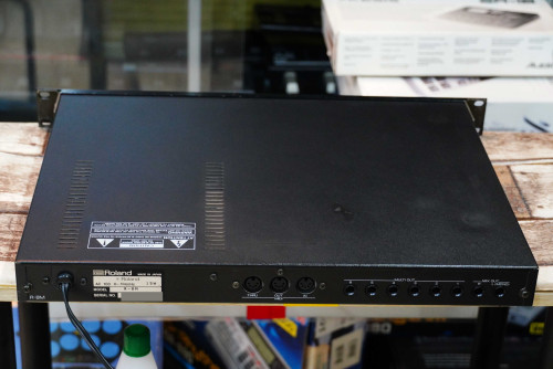 Roland R-8M (JAPAN) เป็นR-8ในรูปทรง1ยู สามารถแยกชิ้นกลองoutputได้8ช่อง เอาซาวด์ไว้ทำเพลง 4