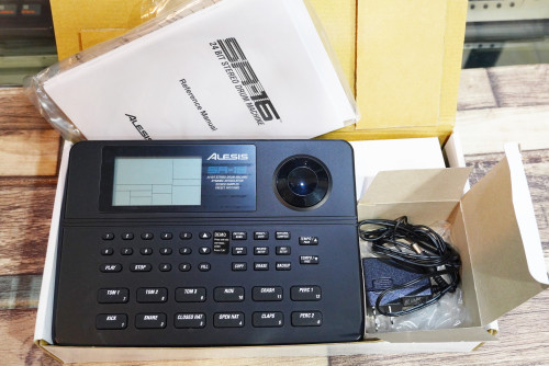 เหมือนใหม่กล่องครบ ALESIS SR-16 (24บิต) บอกซ์กลอง ลงจังหวะไทยแล้ว ต่อฟุตได้2อัน เหยียบฟีลกับStopได้