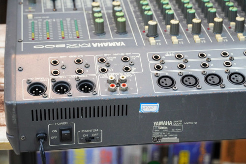 YAMAHA MX200 12ไมค์XLR 4AUX ต่อSend/Returnได้4ทาง มีสวิทช์เลือกอินพุทXLRกับRCA 4