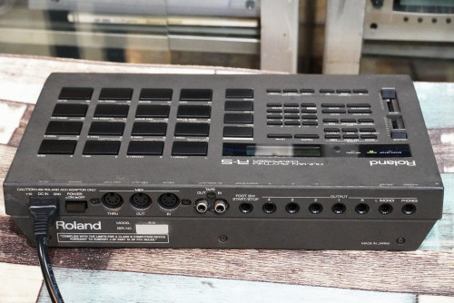 บอกซ์กลอง Roland R-5 ลงจังหวะไทย78จังหวะ พร้อมออกงาน ใช้งานปรกติทุกปุ่ม พร้อมอะแด๊ปเตอร์ 2