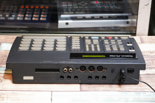 บอกซ์กลอง Roland R-70 (JAPAN) ลงจังหวะไทย100จังหวะ มีลูกส่งพร้อม มีอะแด๊ปเตอร์และคู่มือไทย 1